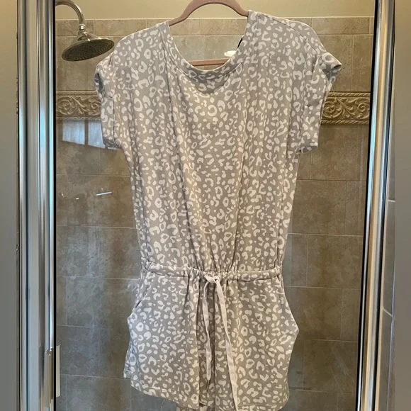 Cheetah romper - Picture 1 of 5